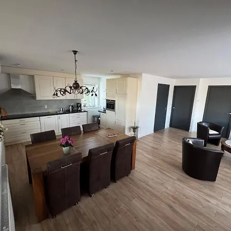 Semesterbostad Lena Dreumel